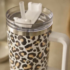 Iso-Becher mit Trinkhalm, Leo/weiß/schwarz/braun, 1.2 l