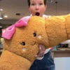 Kissen Croissant mit Schleife, 73 cm