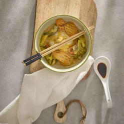 Schale mit Essstäbchen und Löffel, weiß/grün